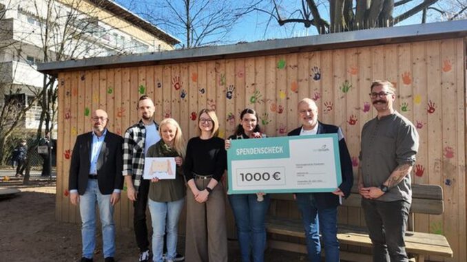 1.000 Euro und ein Holzroboter für die MINT Arbeit der Kita Europaviertel 1.000 Euro und ein Holzroboter für die MINT Arbeit der Kita Europaviertel