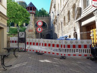 Fassadenschaden sorgt für Straßensperrungen am Römertor