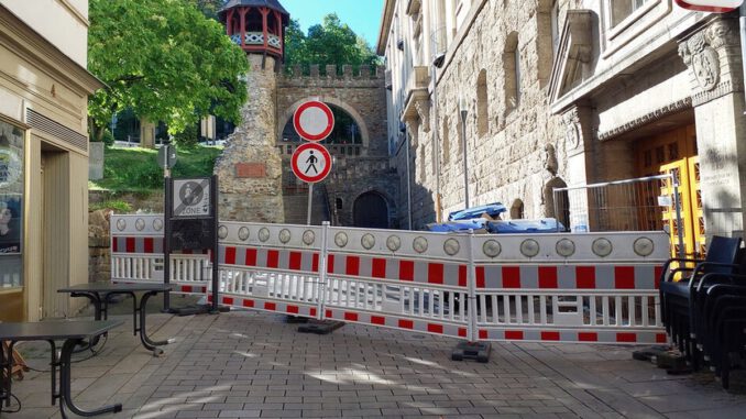 Fassadenschaden sorgt für Straßensperrungen am Römertor