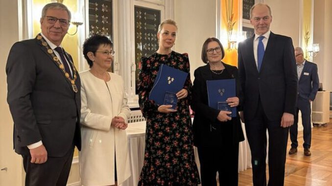 Scherbakowa und Nawalnaja mit Ludwig Beck Preis ausgezeichnet Bürgermutpreis für lebensrettendes Eingreifen verliehen