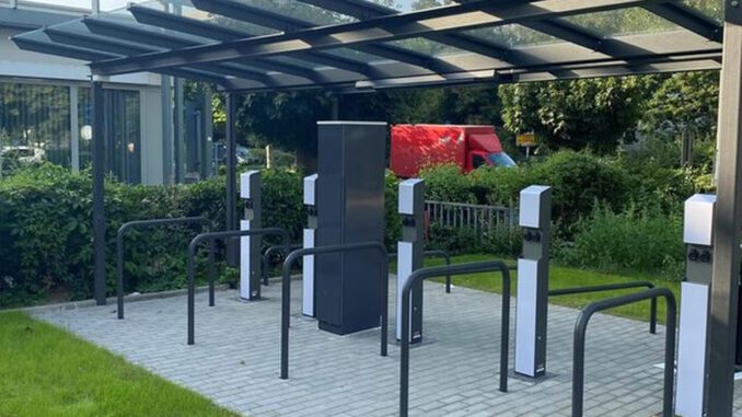 Überdachte Fahrradstation am Elsässer Platz ergänzt Parkhaus und bietet Ladeplätze für E Fahrräder