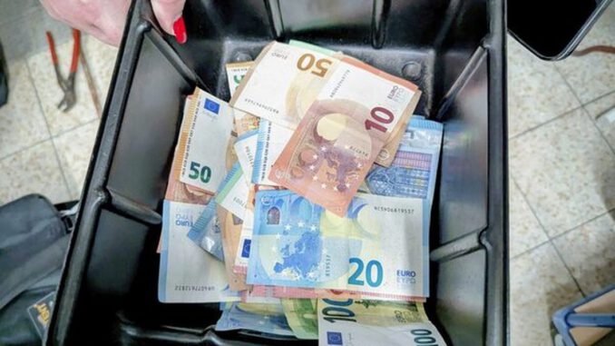 Wiesbaden konfiziert rund 40 illegale Glücksspielgeräte und stellt 7.456 Euro sicher Wiesbaden konfiziert rund 40 illegale Glücksspielgeräte und stellt 7.456 Euro sicher